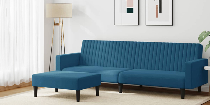 Kleurrijke opvouwbare strandstoelen en een parasol op een terras. Klik om de collectie te bekijken.